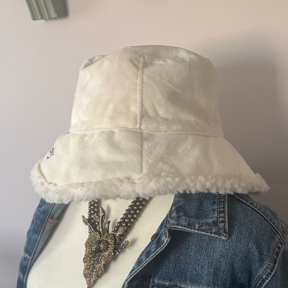 Ed Hardy Ivory Hat with Skull & Floral Embroidery NWT - Picture 4 of 11